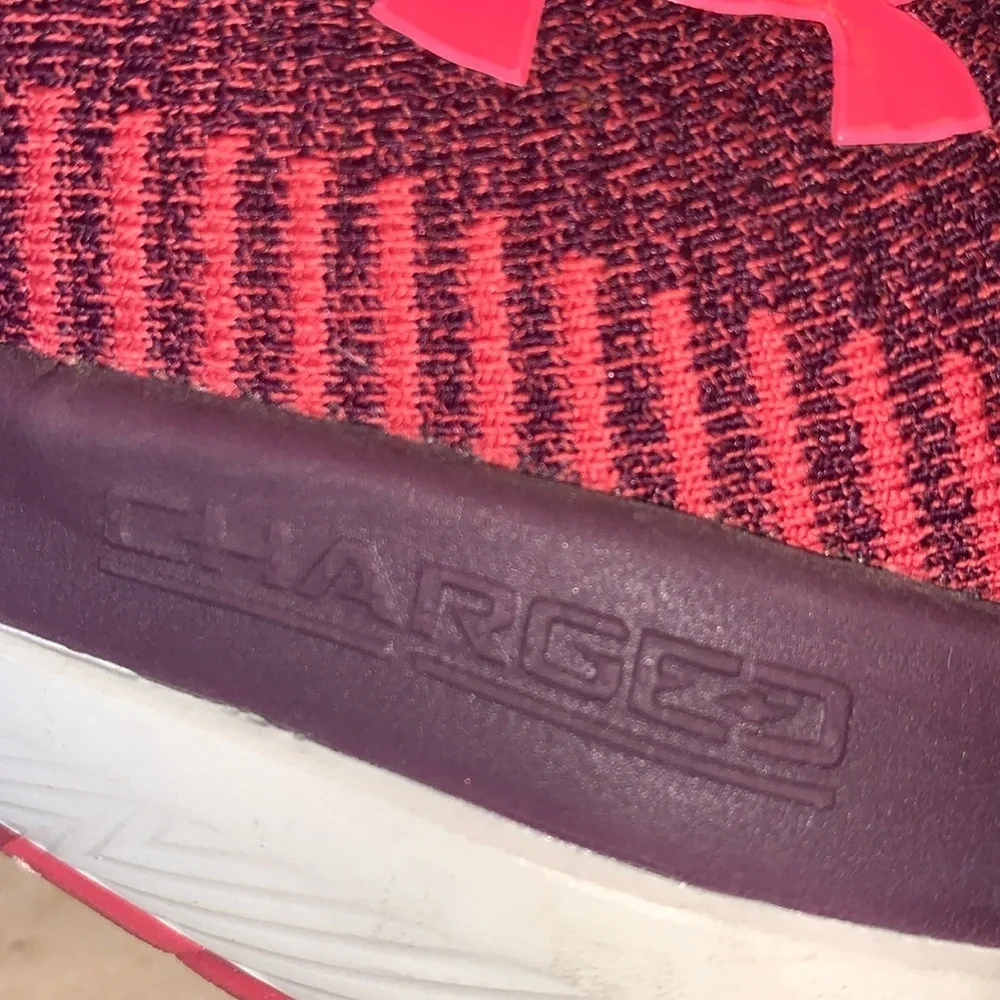 Under Armour sneakers Women's 8, fuchsia EUC, lightweight, Roomy footbed,